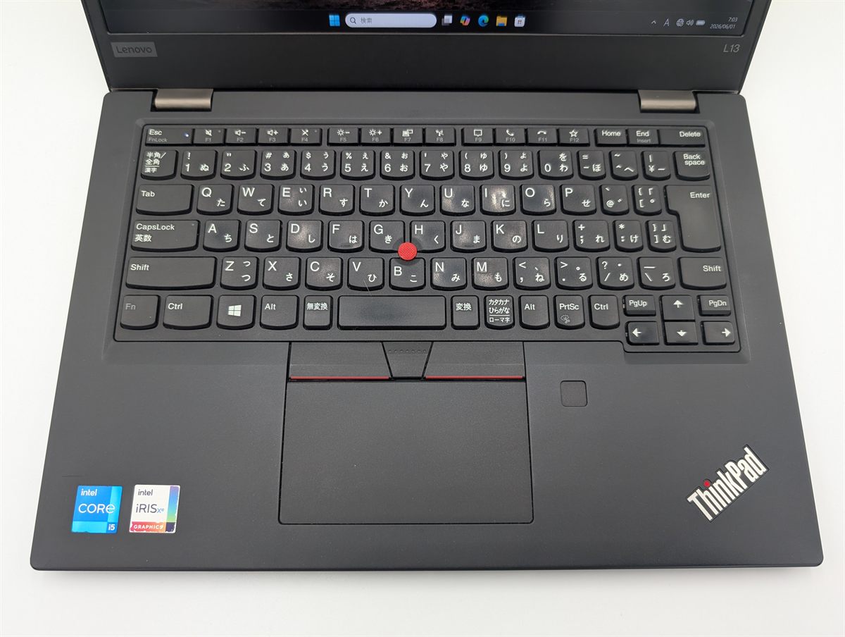 クリーンに整備されたThinkPadのキーボードとトラックポイント、指紋認証センサーのディテール
